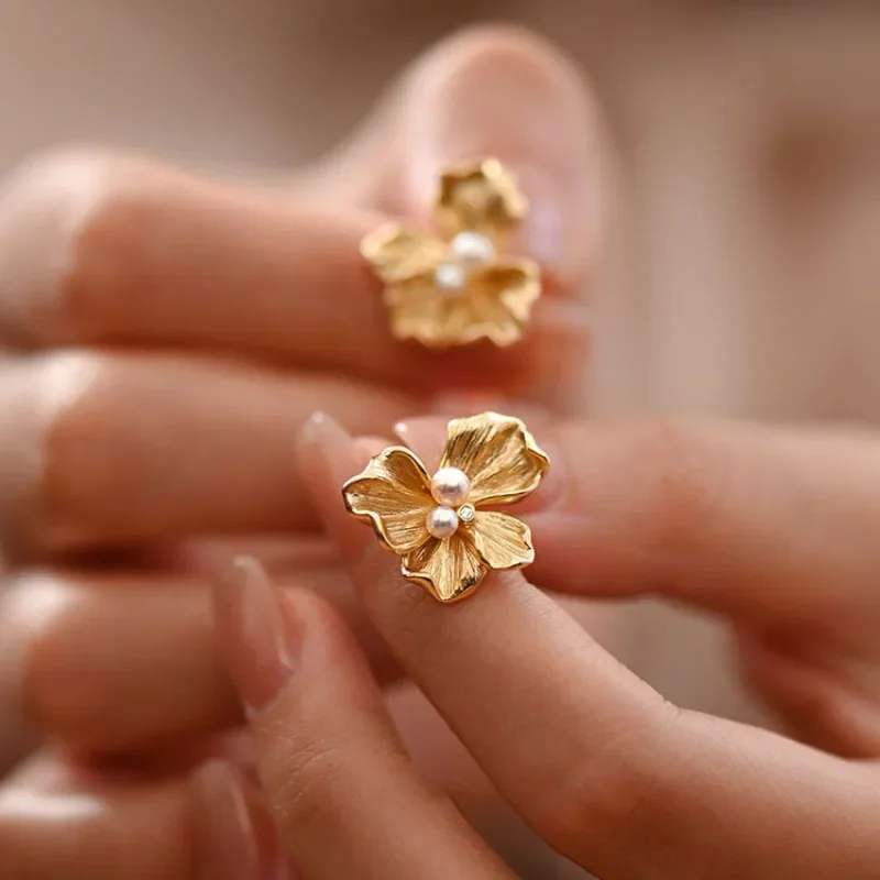 

New in original design pearl earings stud gentle style romantic flower retro earrings for women Suitable for daily jewelry gifts