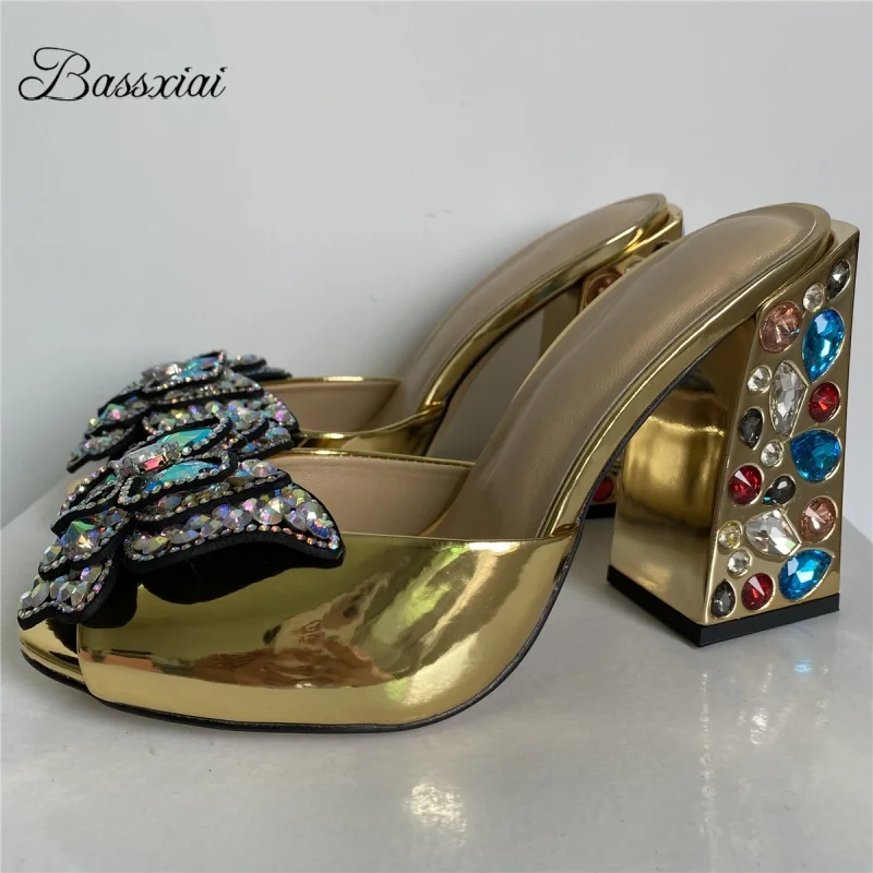 

Летние сабо с бриллиантами и бабочкой и цветочным декором, летние женские сандалии на квадратном каблуке со стразами и стразами