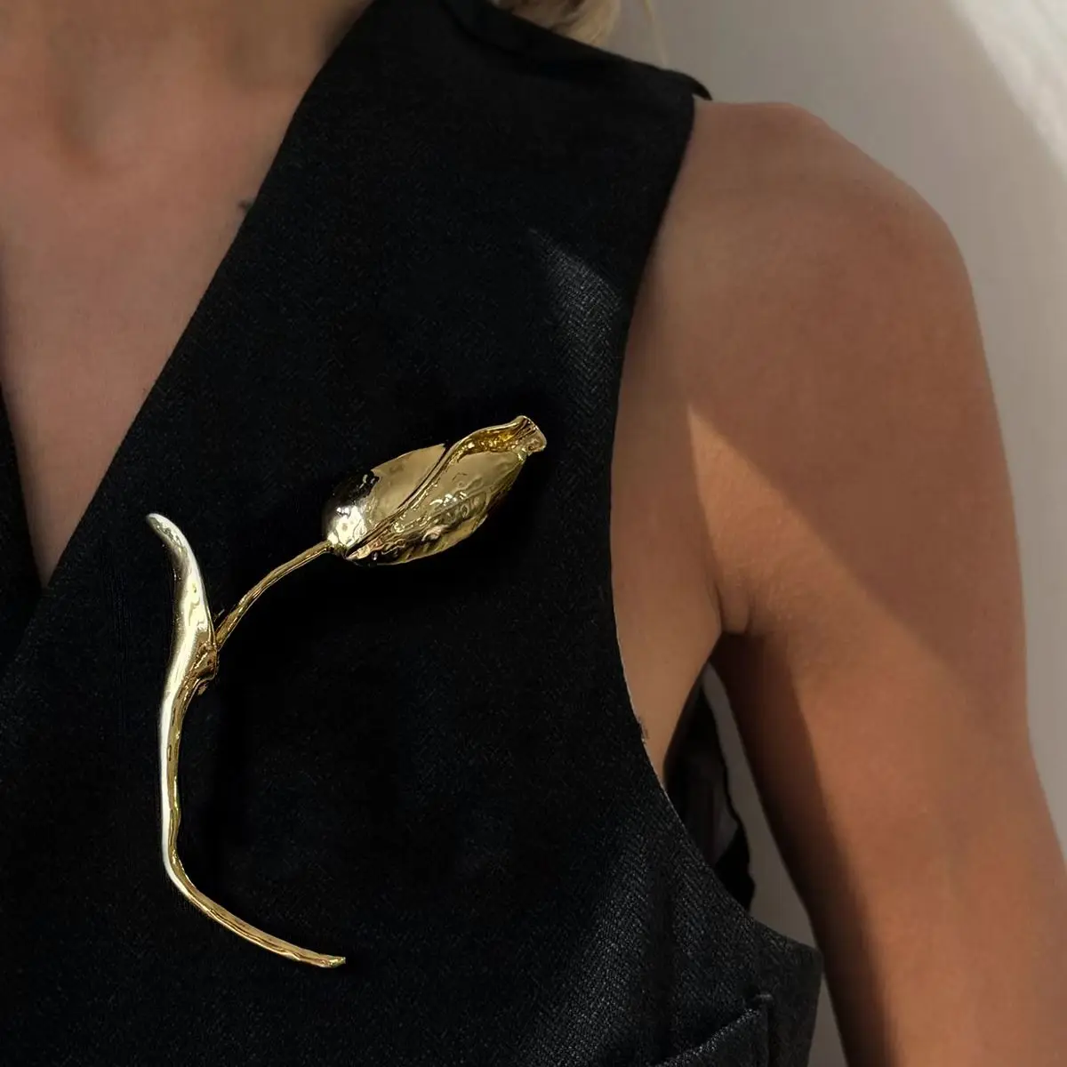 Wuli & baby 여성을위한 대형 매력적인 튤립 꽃 브로치 핀 레이디 2 색 과장 꽃 버드 오피스 파티 브로치 핀 선물