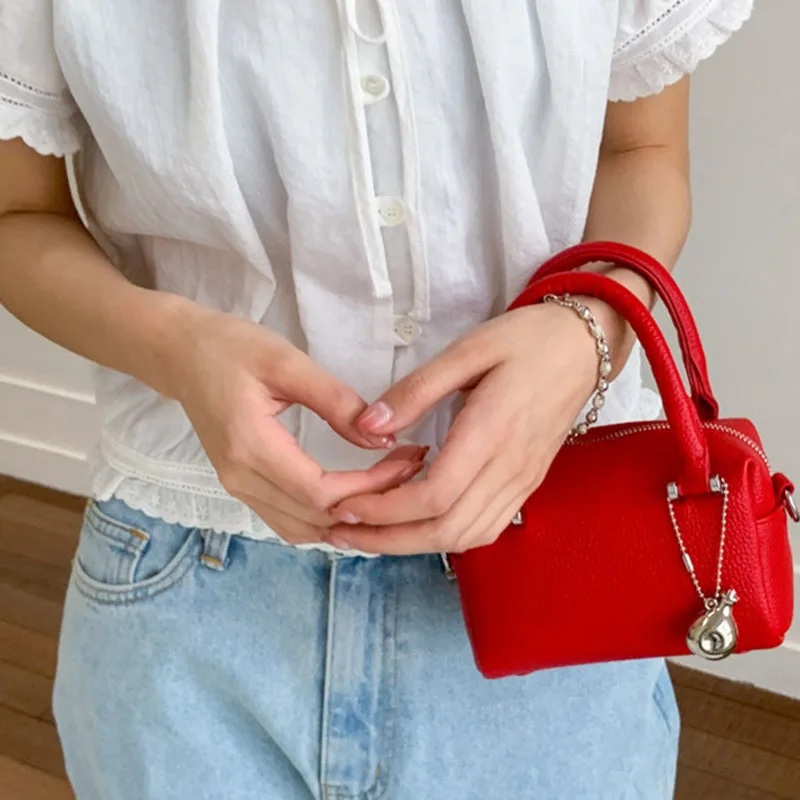 

Новая весенняя коллекция 2026: Мини-сумка через плечо в корейском стиле, повседневная, модная, с подвеской, текстурный дизайн, люксовая женская сумка-кроссбоди в конфетных цветах