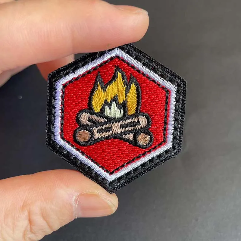4,5*4CM / 2 Stück Lagerfeuer-Emblem Kleidungsaufkleber, Lagerfeuer-Abzeichen Applikation Stickerei Klettverschluss-Patches, Taktischer Rucksack-Patch – Detail 6