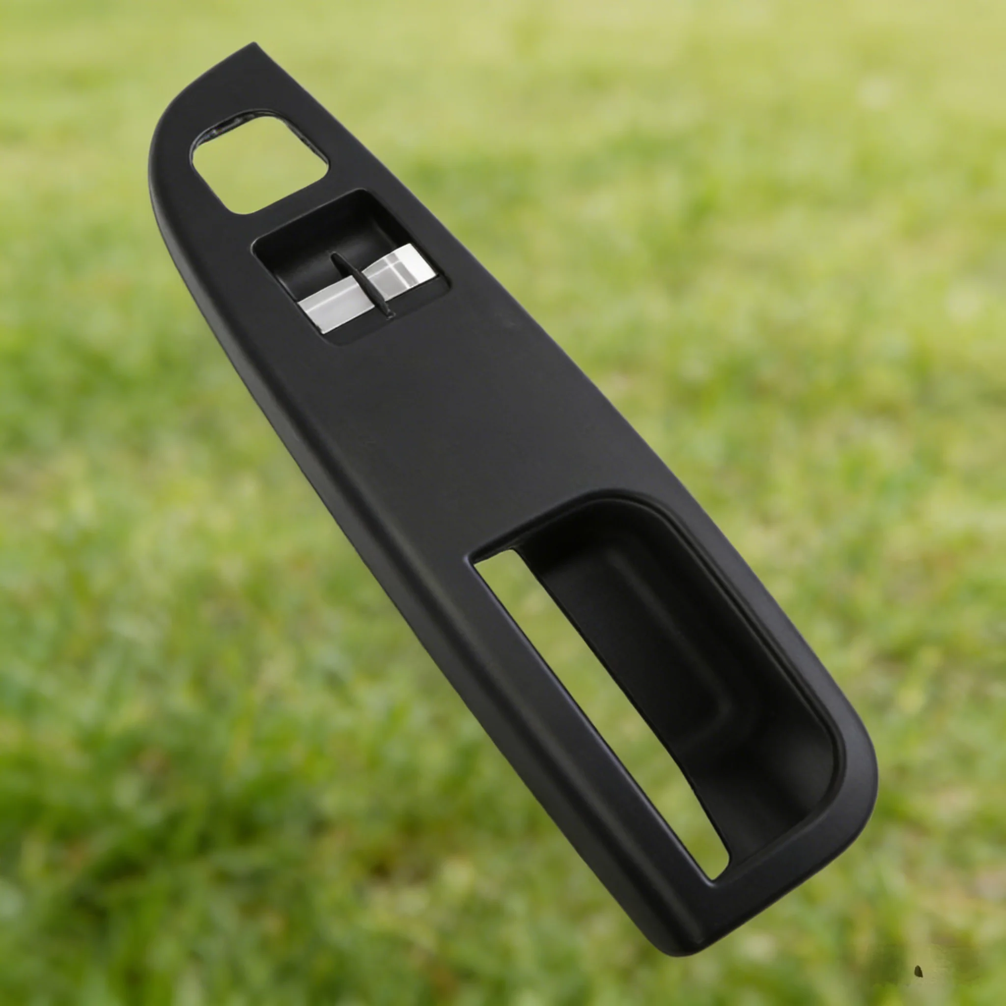 

Декоративная накладка на панель управления стеклоподъемниками для 2-дверных моделей Golf