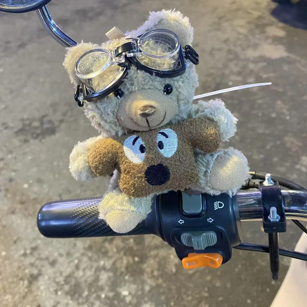 

Outdoor Off-road Bicycle Pilot Decoration Little Bear Doll Ornament Hanging Piece of Car Decoration Korean Parents' Day gift