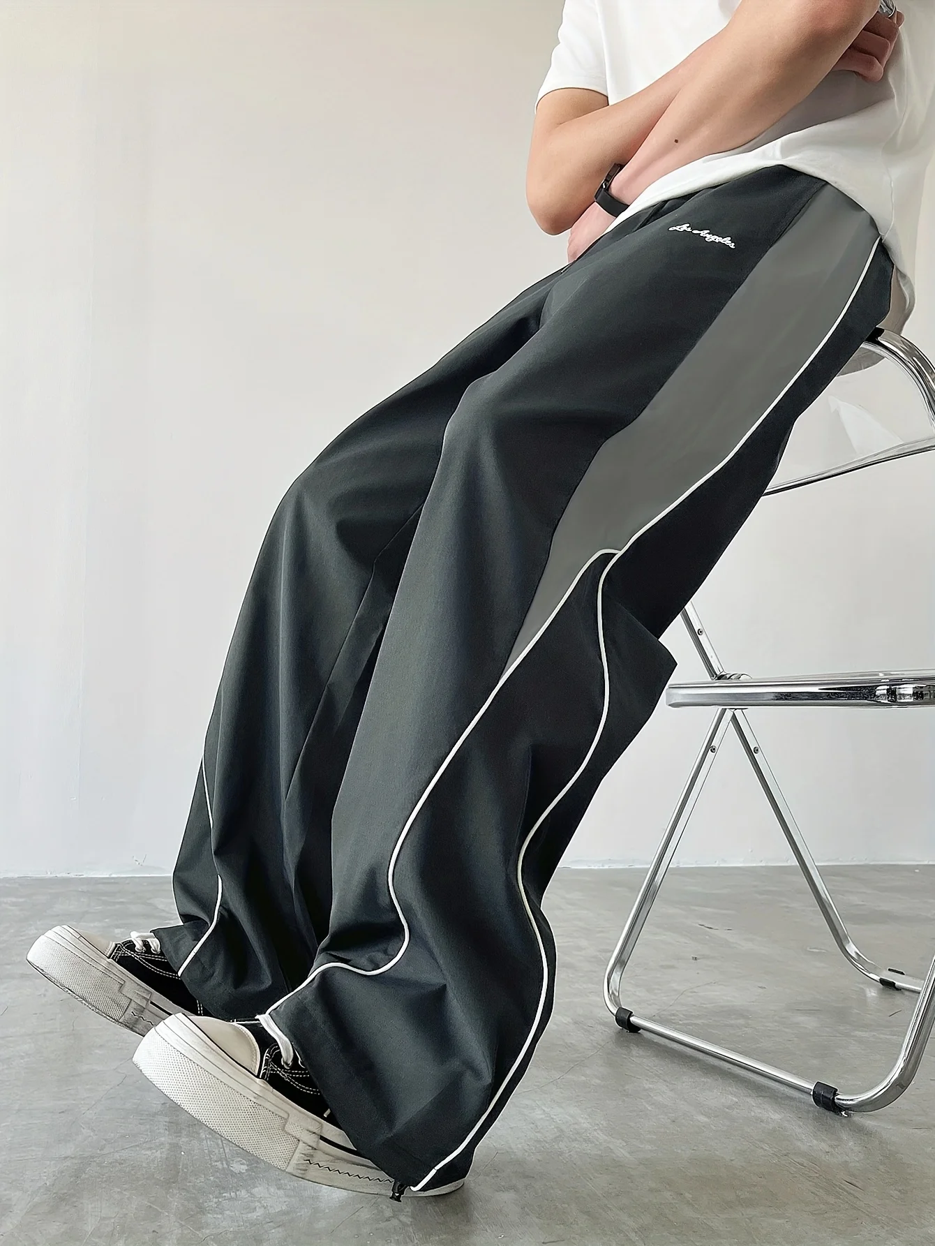 2026 Kontrast-Hose mit Gebogenen Seitenpanels und Weitem Bein, Schwarz-Grau Farbblock Lose Leichte Lässige Streetwear Windhose für Kinder – Detail 8