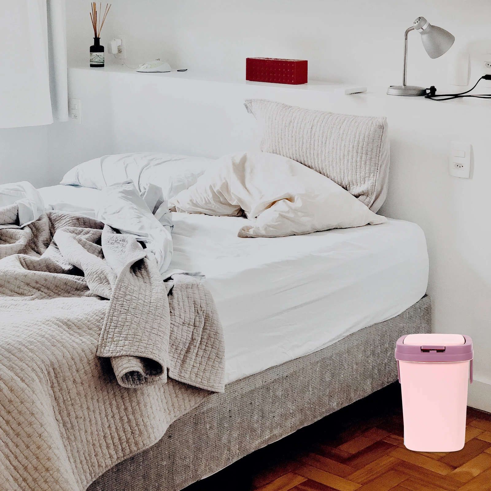 

1 шт., кнопочный мусорный бак с крышкой, небольшой мусорный бак, пластиковый контейнер премиум-класса с защитой от запаха, бесшумный домашний незаменимый мини-кухня