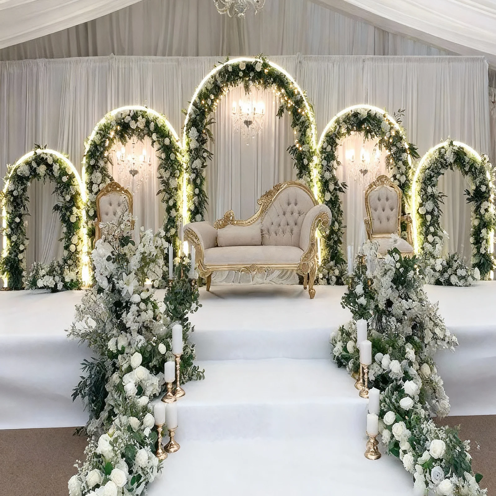 5 Stück Neu eingetroffen: Gebogener Hochzeitsbogen — Schmiedeeiserner Hochzeitsbogen (Weiß & Gold) — Dekoration & Styling für Hochzeitslocations im Freien – Detail 7