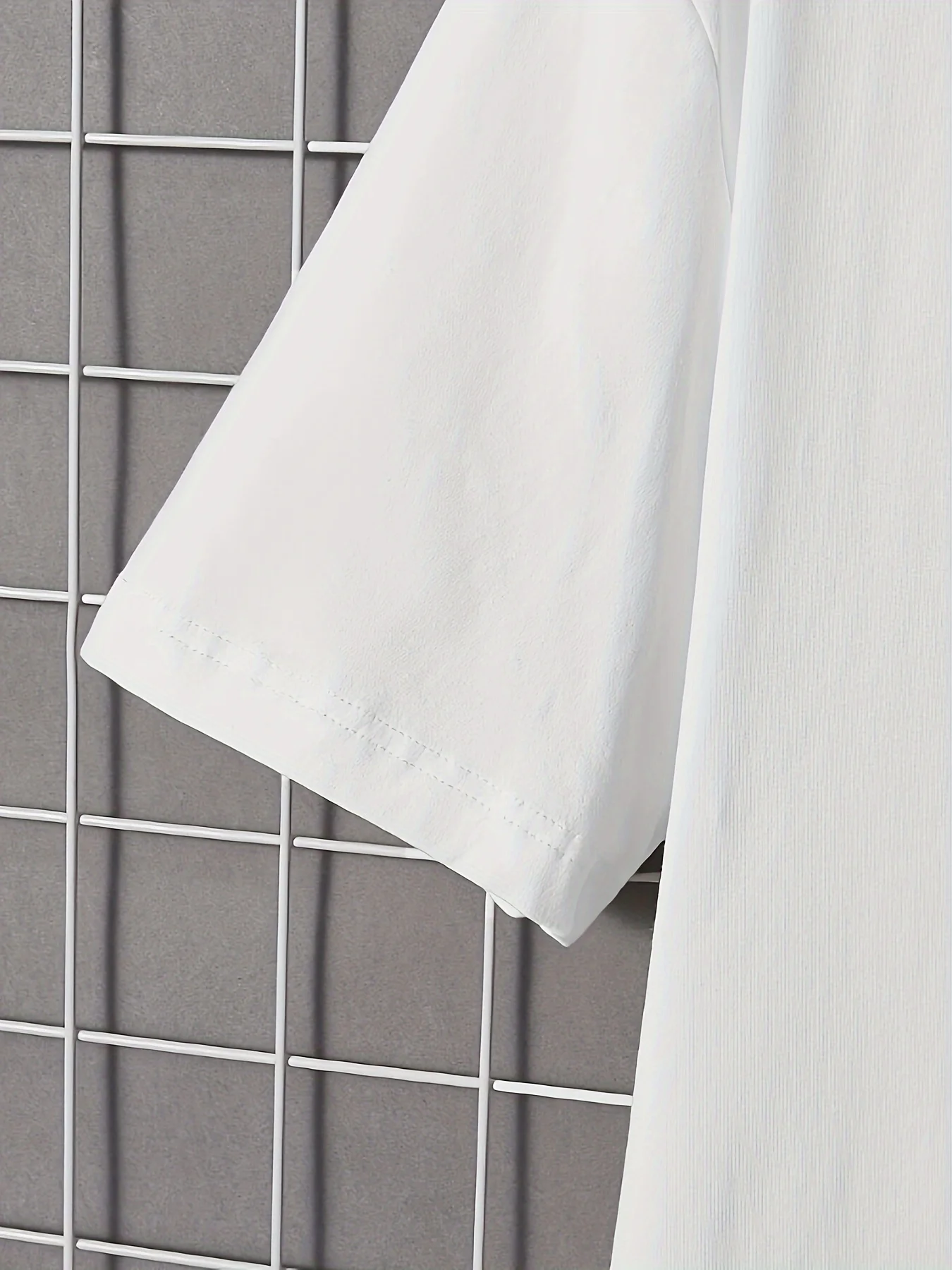 รูปแบบภาพประกอบเทปและดินสอของผู้ชาย และเป็นสิ่งของโรงเรียนเก่า พิมพ์เสื้อยืดผ้าฝ้ายแท้ คอกลม