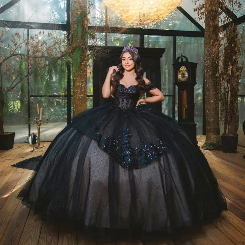 ชุดเดรสงาน Quinceañera สีดำเงา แบบเปิดไหล่ ประดับคริสตัลวิบวับ พร้อมหางยาวและโบว์ใหญ่ vestidos de 15 Quinceañera ﻿ ปรับแต่ง