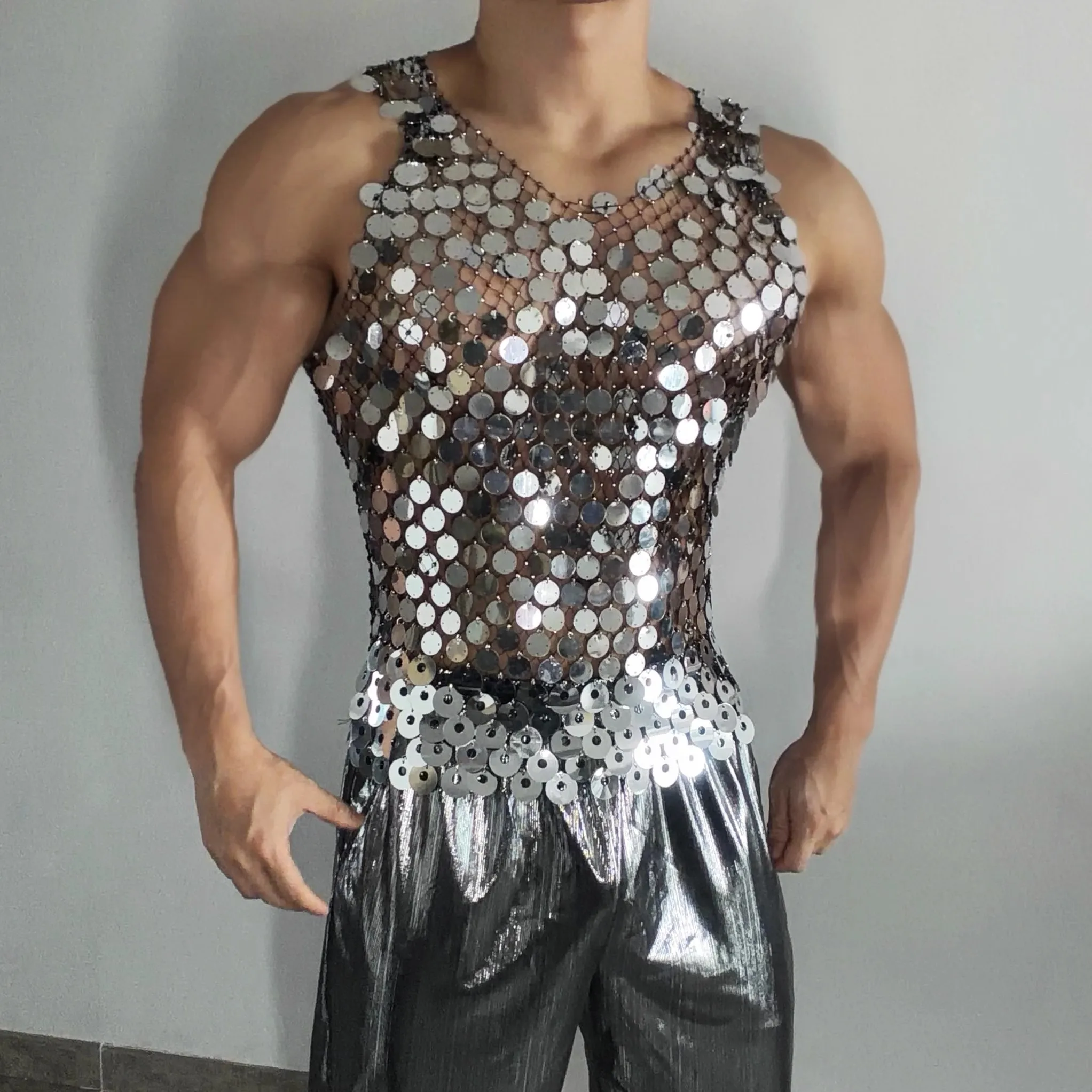 เสื้อกั๊กผู้ชายแบบเซ็กซี่ โปร่งใส ตาข่าย งานแฮนด์เมด ประดับเพชรระยิบระยับ เหมาะสำหรับนักร้อง บาร์ ไนท์คลับ ทีมเต้น โกโก้  ชุดแสดงบนเวที ชุดคลับ