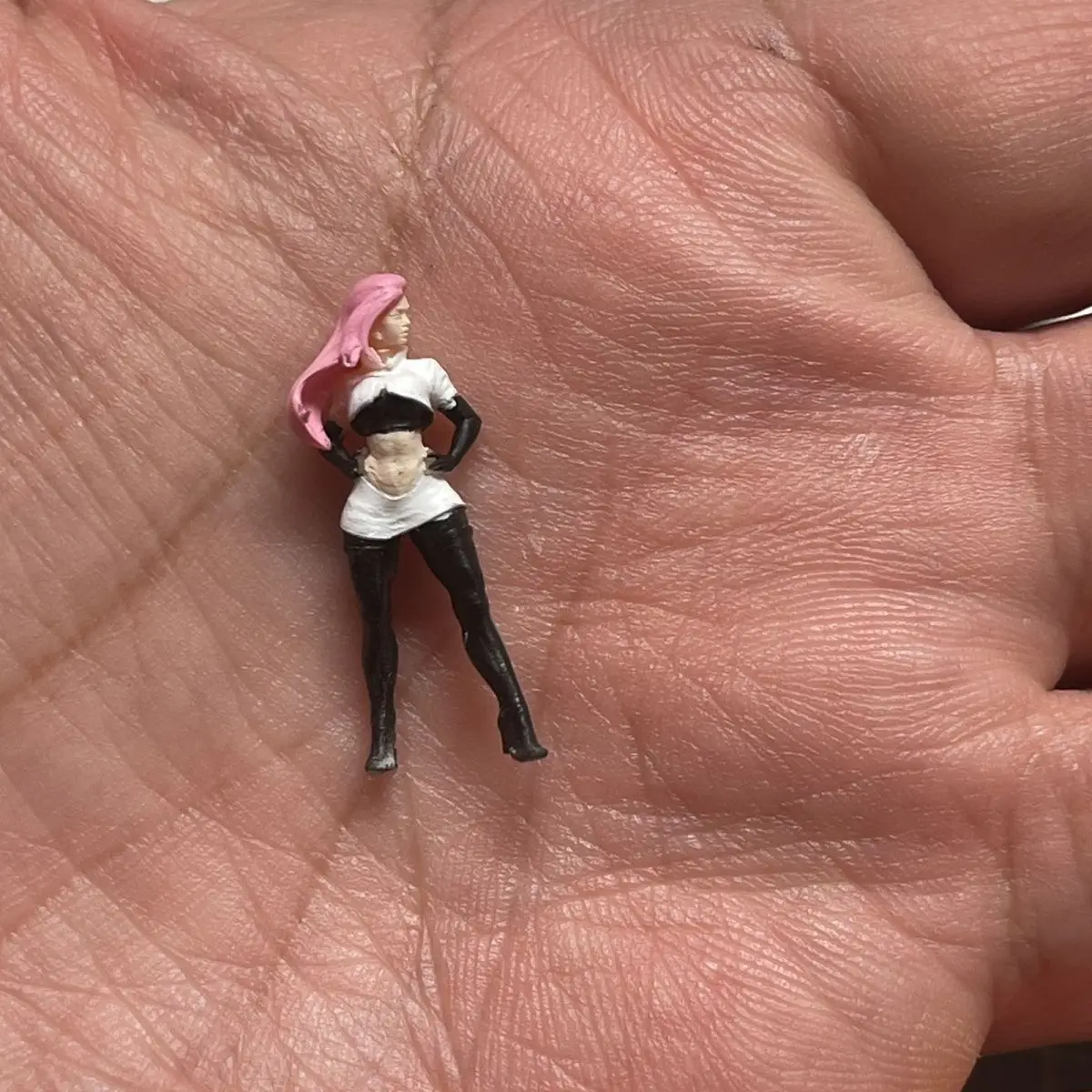 

1/64 Resin Hand Painting Static Figurines Woman Diorama Props