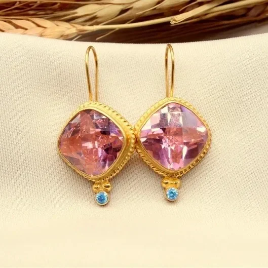 

A pair of simple and exquisite earrings, gentle and generous, with outstanding texture, suitable for a variety of occasions, skin-friendly and versatile, and a good gift for festivals