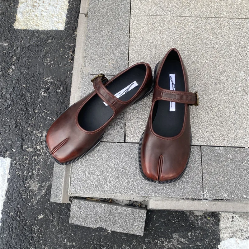 IPPEUM Zapatos Tabis para mujer Mary Janes 2025 Nuevos zapatos de ballet con punta dividida en negro y marrón Zapatos de bailarina con hebilla
