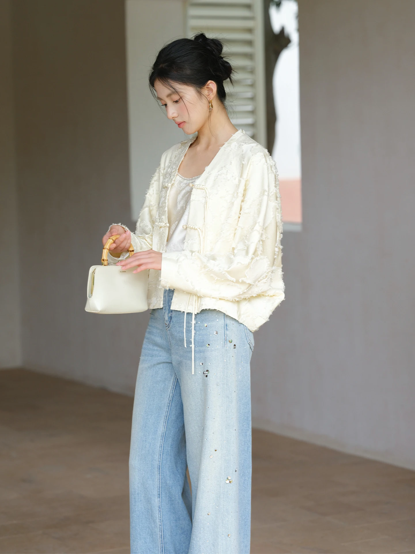 

New Chinese Sle Women's Jaet Spring 2026 Floral Embroidery Stand Collar Button up Loose Fit ort Sve Long Sve