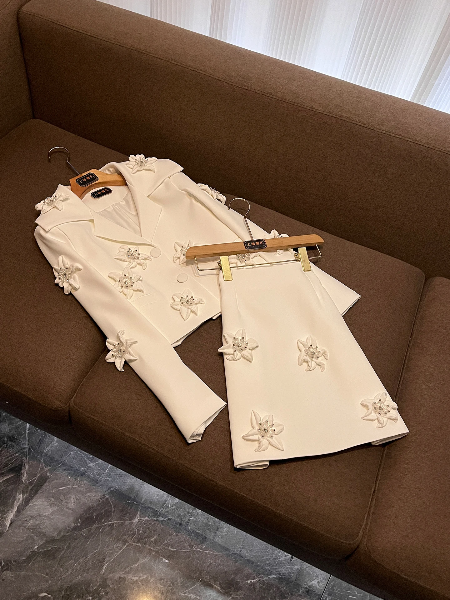 

Элегантный женский комплект с 3D-принтом в цветочек: рубашка с отложным воротником на двух пуговицах и юбка миди. Модный весенний наряд.