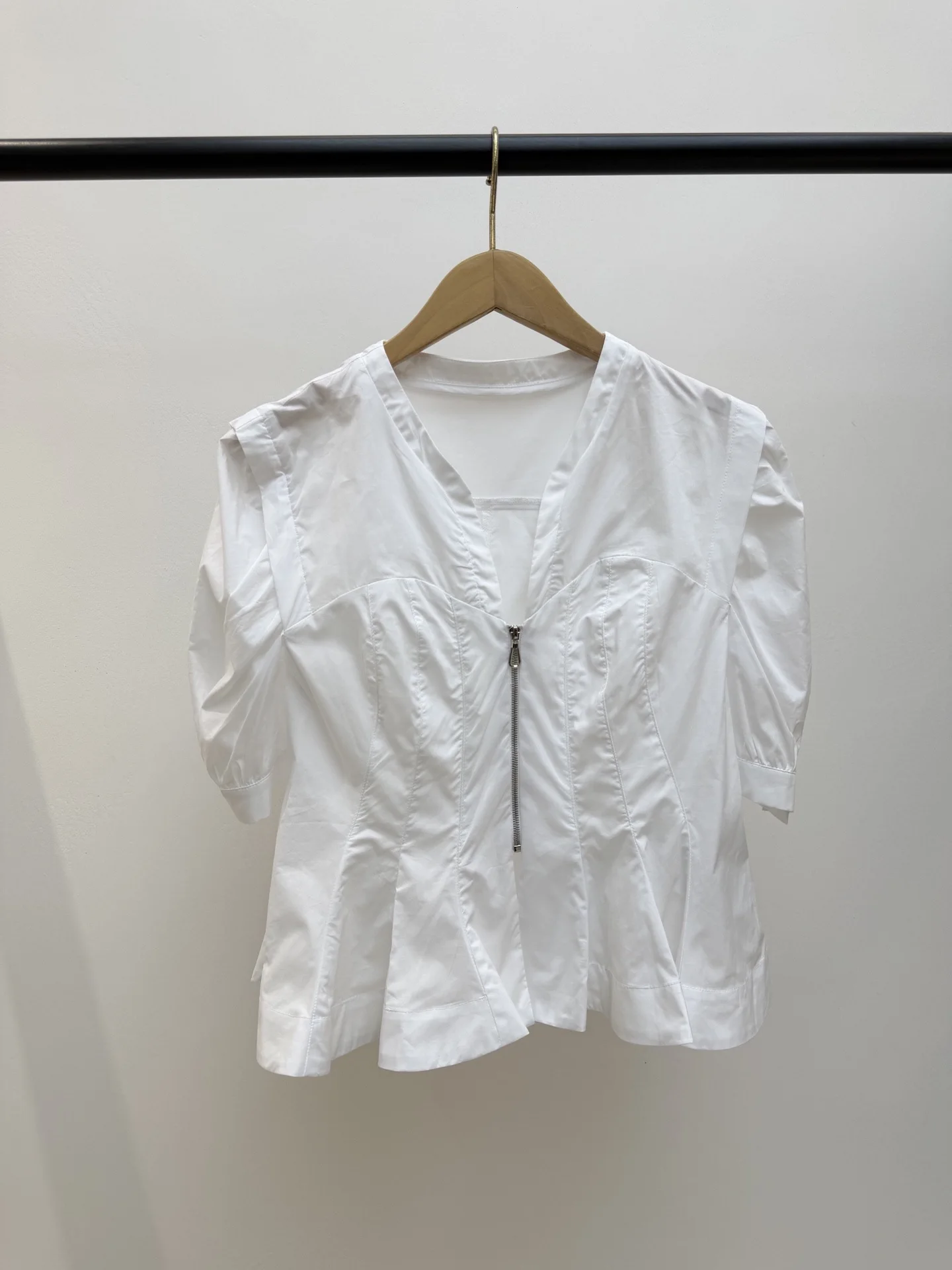

2026 Early Spring Women's V-Neck Zipper Pleated Shirt Cutting Splicing Short Sleeved Slim Fit Ladies White Top
