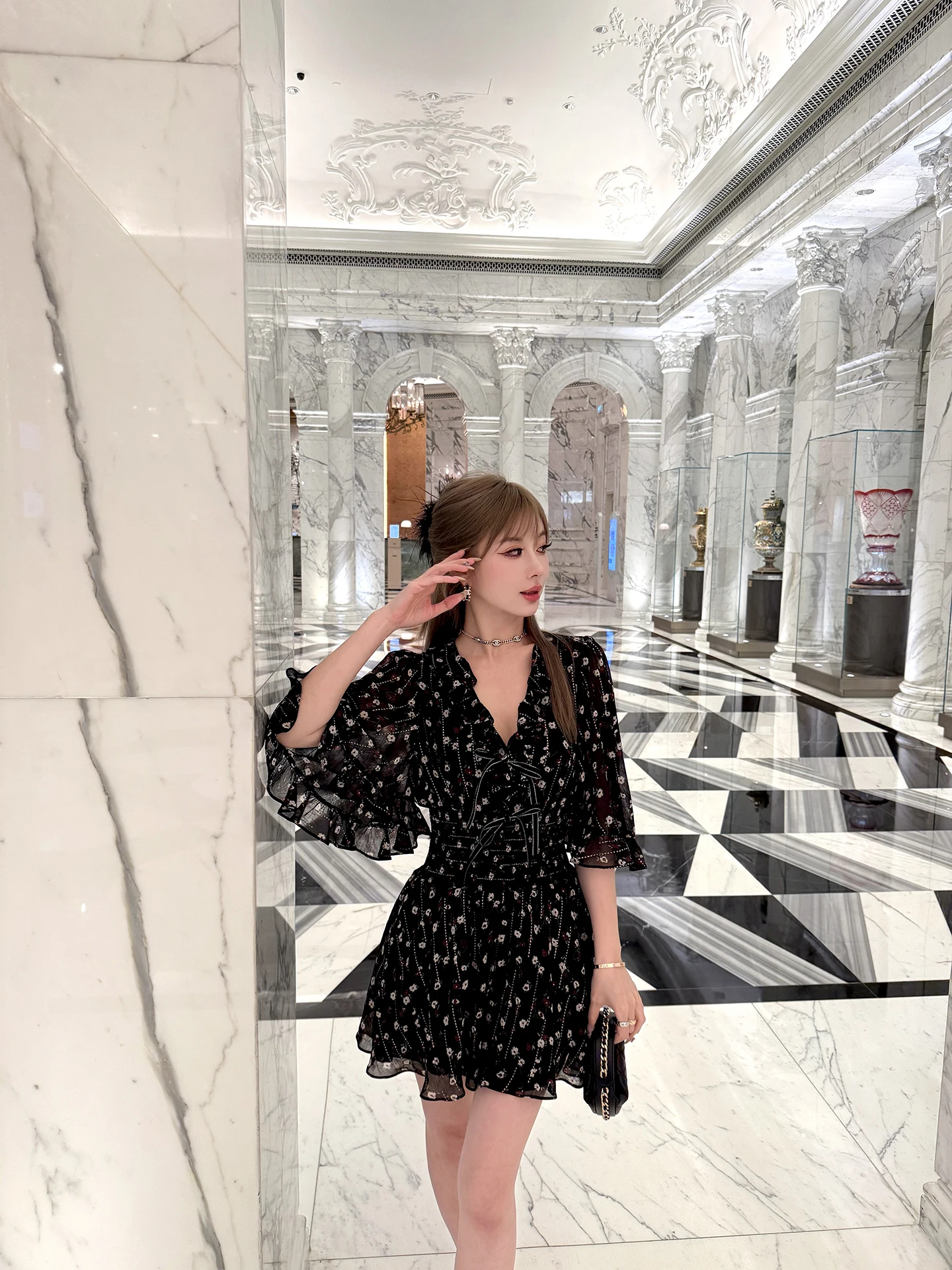 

Оригинальный дизайн: блестящий шелковый платок-узел Nefertiti Heart Silver с цветочным принтом, расклешенный, стройнящий силуэт