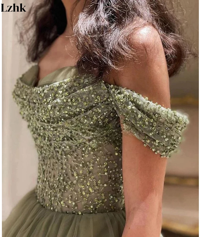 Suknia wieczorowa z tiulu w kształcie litery A, z odkrytymi ramionami, zdobiona cekinami i koralikami, z dekoltem w serduszko, długa do podłogi, idealna na studniówkę.