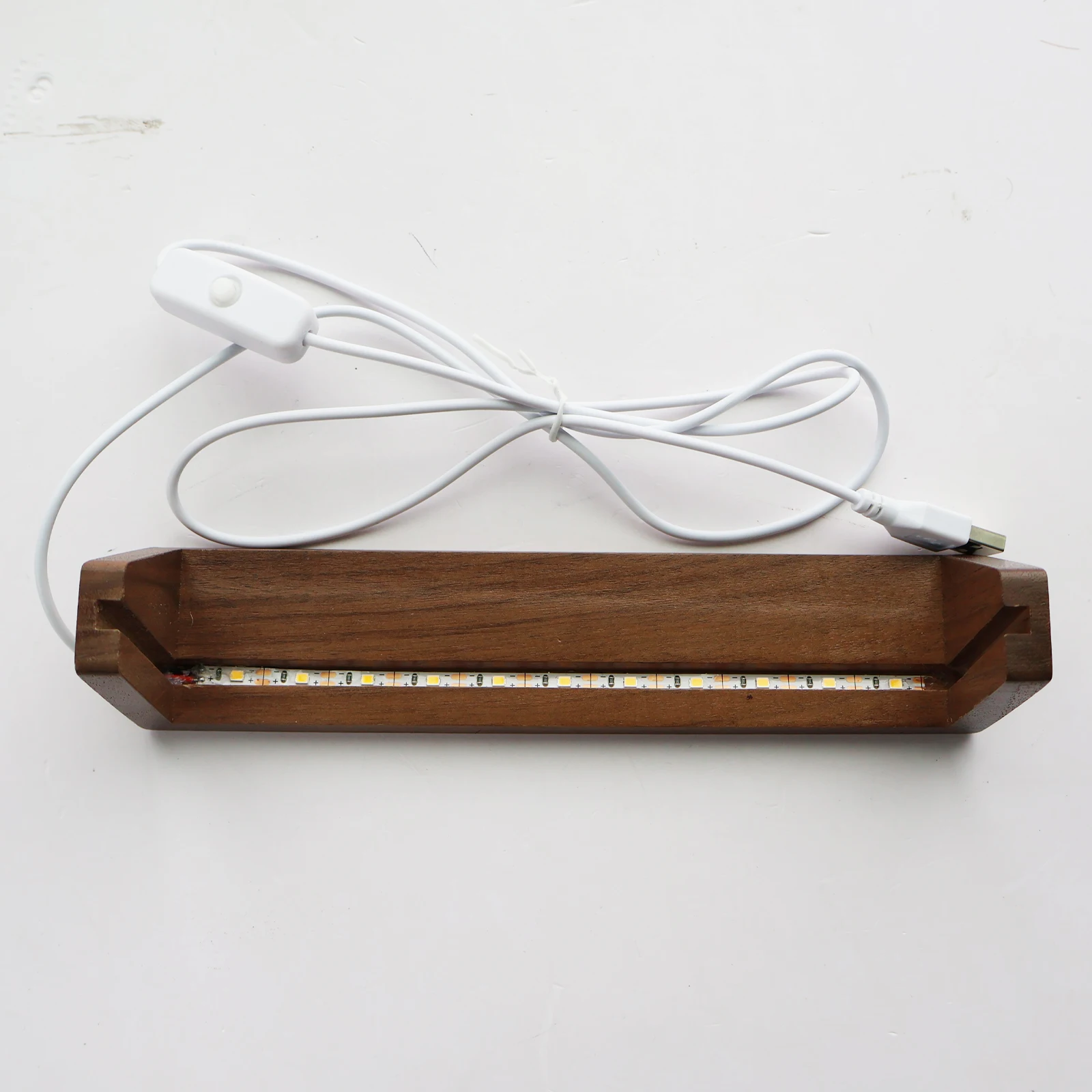 A base de luz noturna pode ser colocada no desktop para exibição e apresenta diferentes efeitos de iluminação.