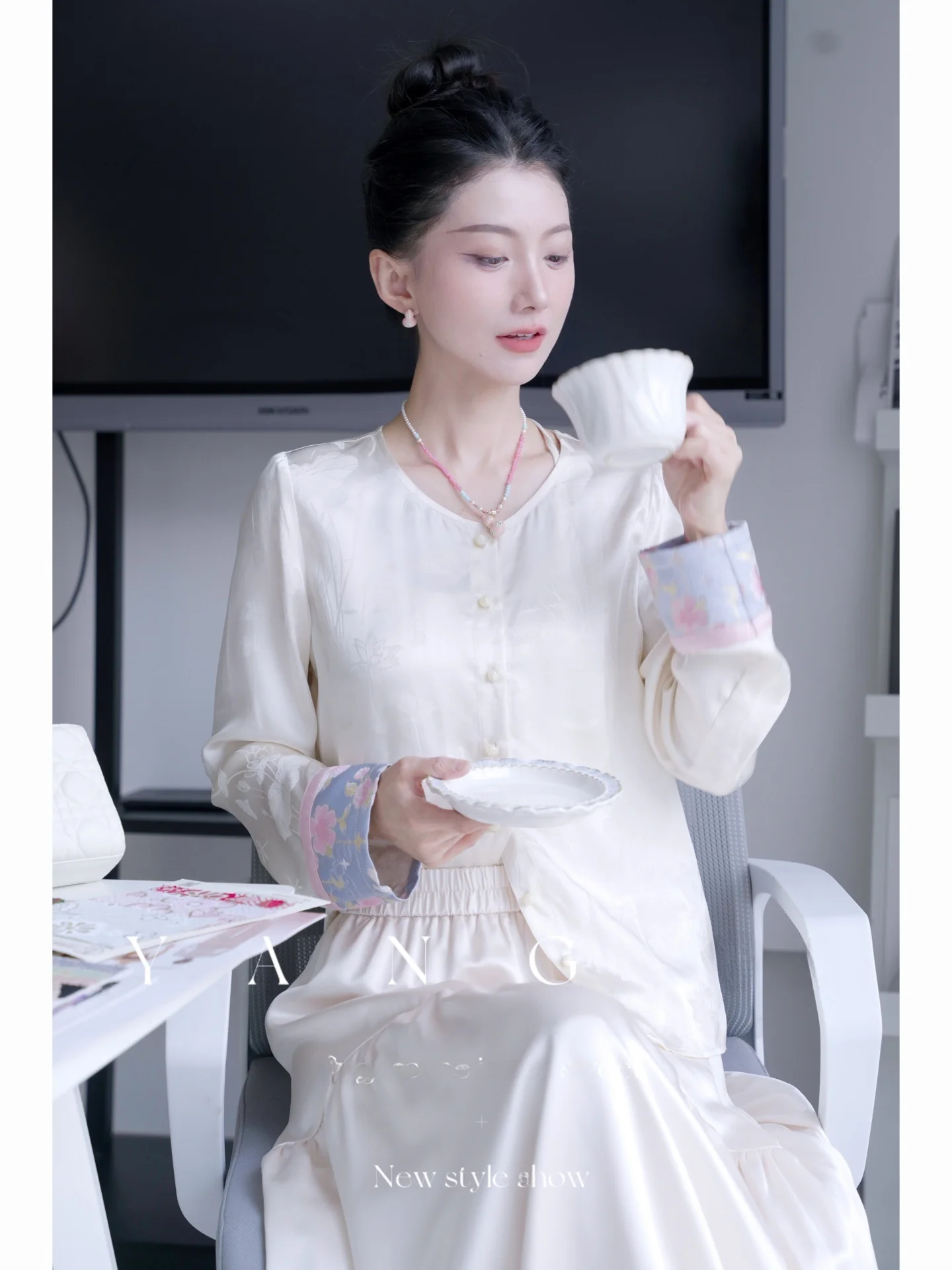 

Новый женский топ с вышивкой в китайском стиле Yang Gz【 】2025 Осенний длинный свек круглый Ne Loose Fit Hanfu