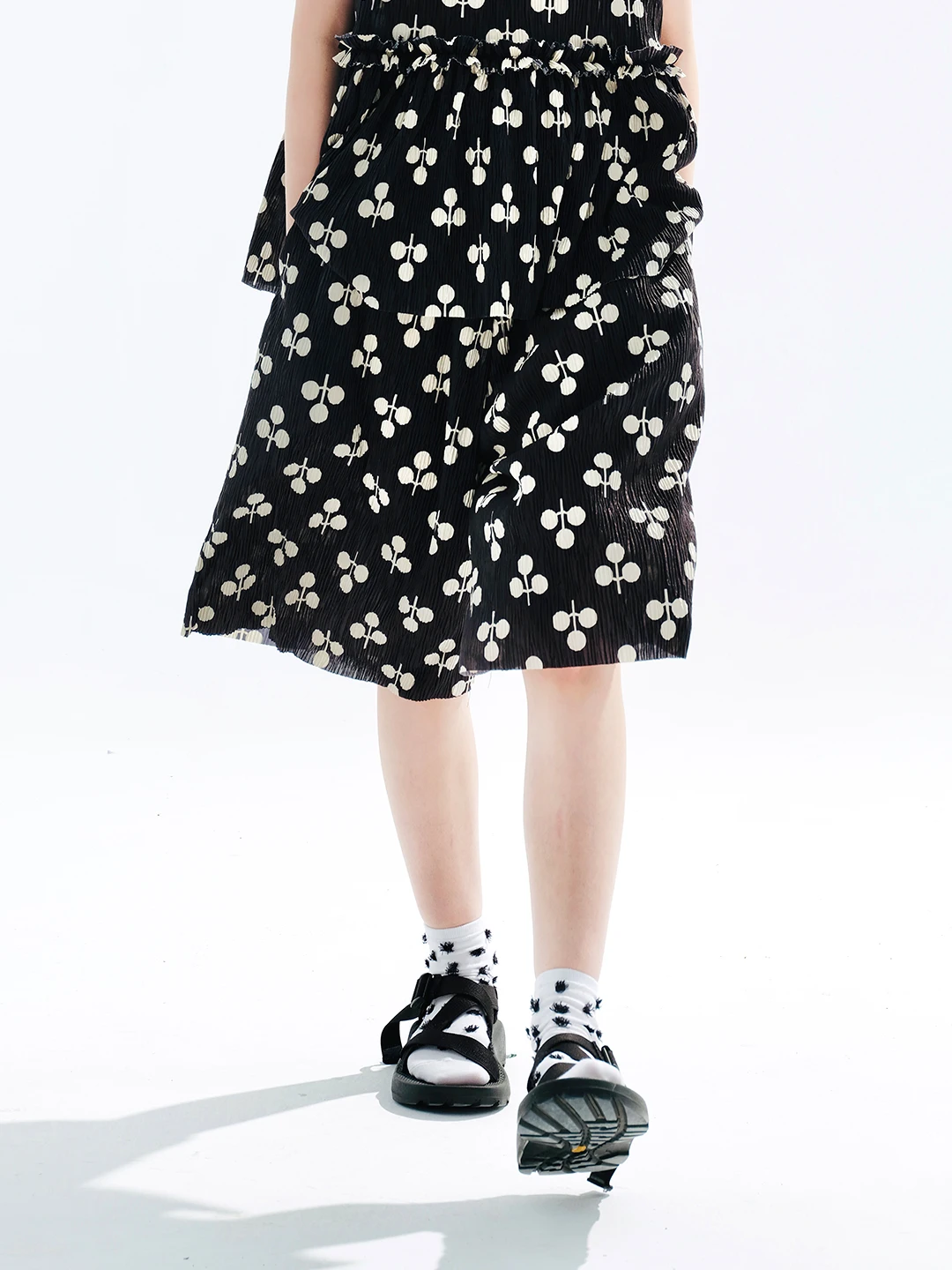 

imakokoni 2025 Оригинальные летние черные шорты с принтом и эффектом помятости, повседневные художественные брюки-бермуды женские 234073