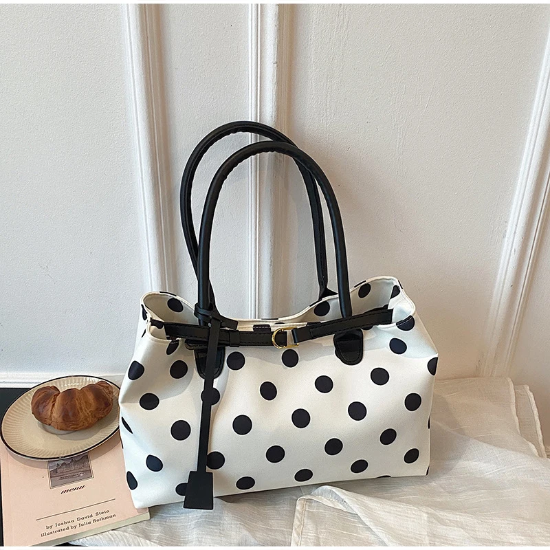 Neue koreanische stilvolle gepunktete Tragetasche, personalisierte lässige Schultertasche mit Gürteldekor, einfache, vielseitige Pendler-Unterarmtasche – Detail 10