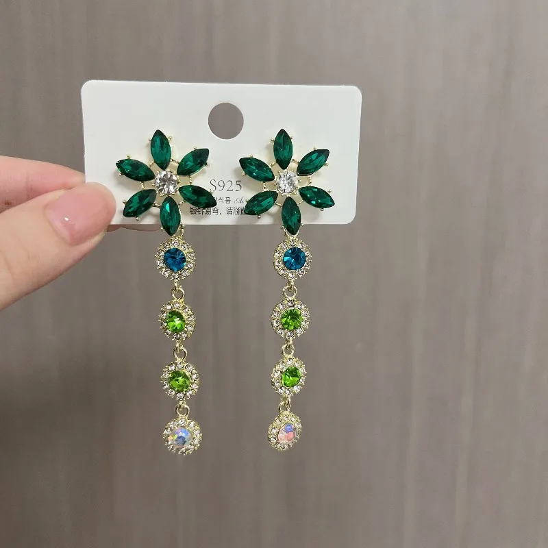 

European and American exaggerated ultra-shiny flower fringed earrings, exuding an elegant and light luxury temperament