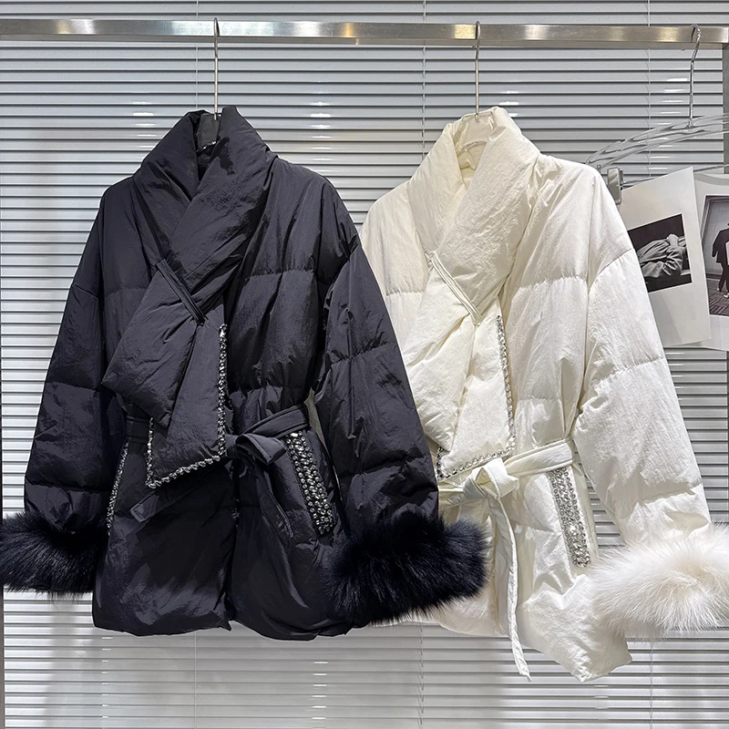 2025年冬新作　ファッショナブルなウォーターダイヤモンドエッジ　毛足の長いカフス付きスカーフカラー　ダウンジャケット　女性らしい上品なダウンコート