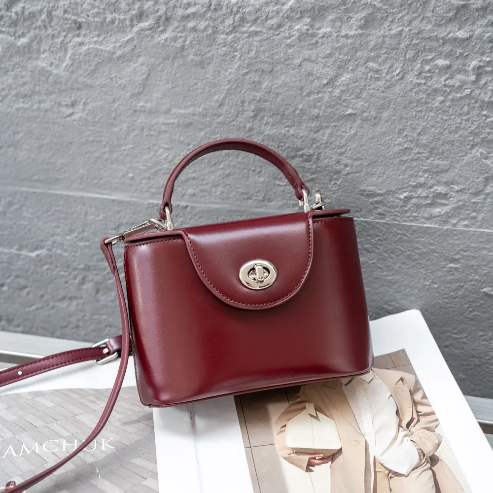 

Hot Sale Autumn and Winter Exquisite Portable Box Bag Women's 2025 New High-end Light Luxury Niche Messenger Small Bag