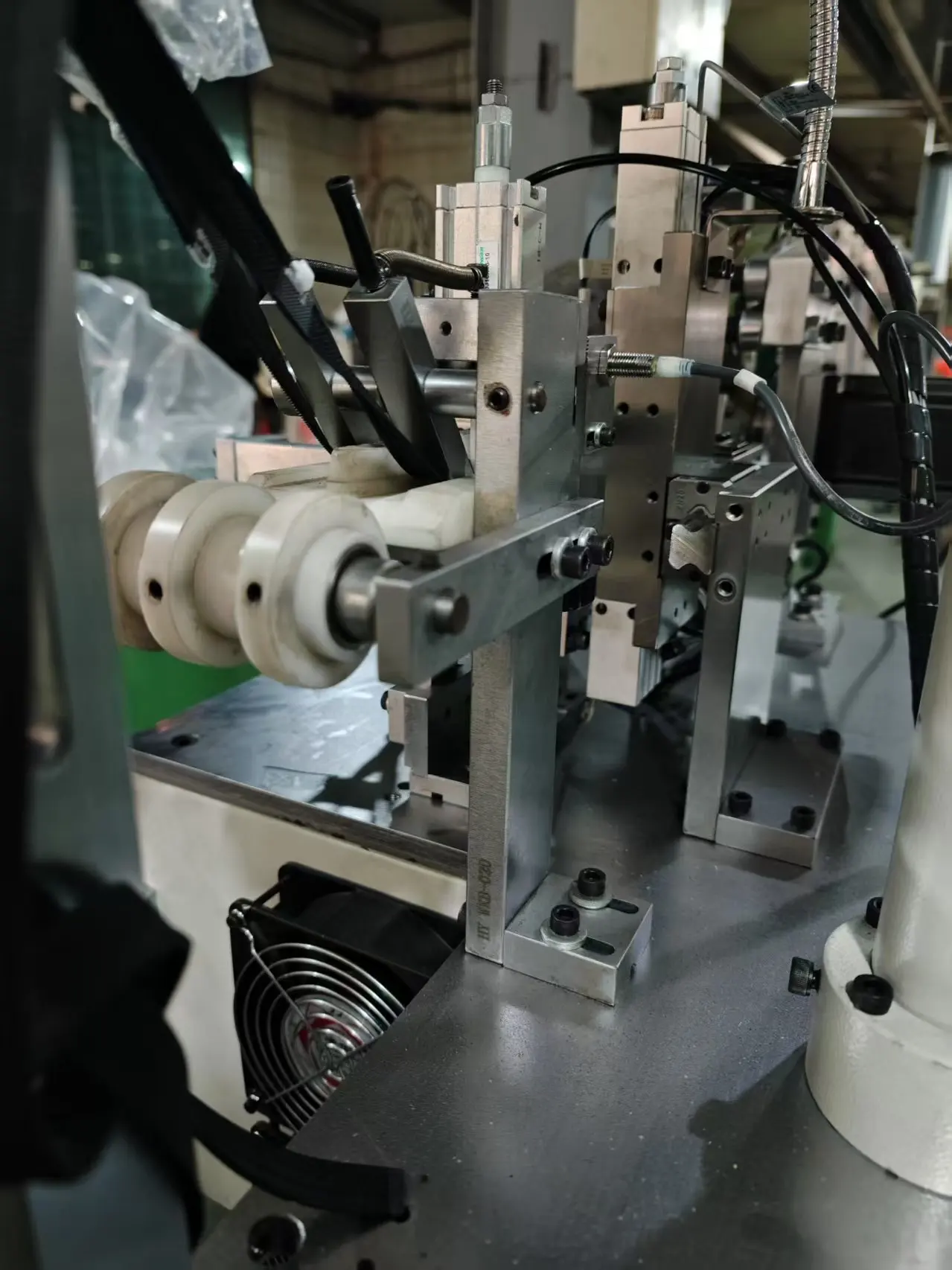 ZYN Automatic Open-End Combining Machine (No Slider) Motor PLC Core Components Efficient Zipper Making Plastic/Nylon 220V