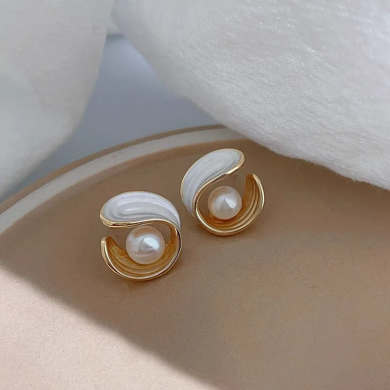 Pendientes irregulares de concha blanca y dorada para mujer, pendientes de perlas con personalidad única, joyería de fiesta, regalo de cumpleaños