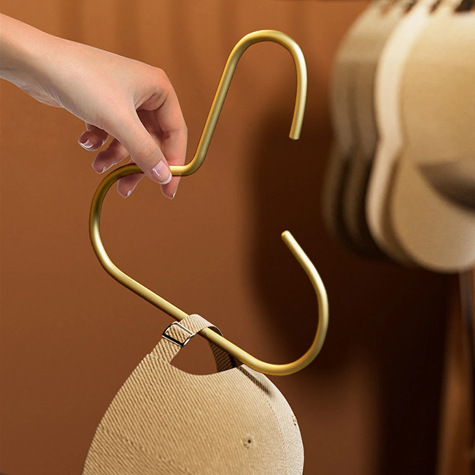 1 قطعة قبعة معدنية فاخرة المنظم قبعة رفوف مفتوحة هوك خزانة الفضاء توفير تصميم شماعات للمنزل عنبر قبعة منظمة C