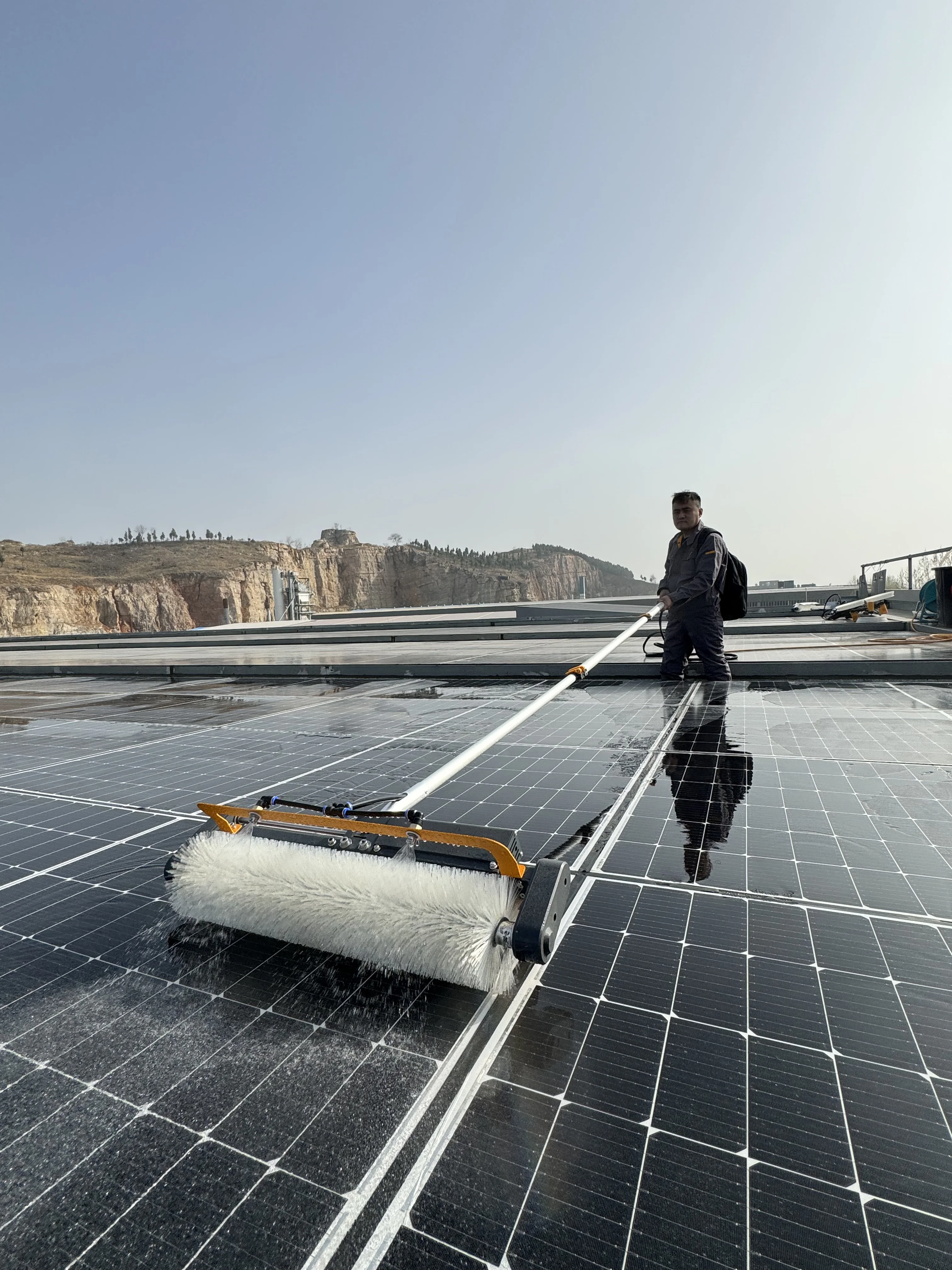 Electric Solar Panel Cleaning Machine Dry Cleaning Solar Panel Rotating Brush