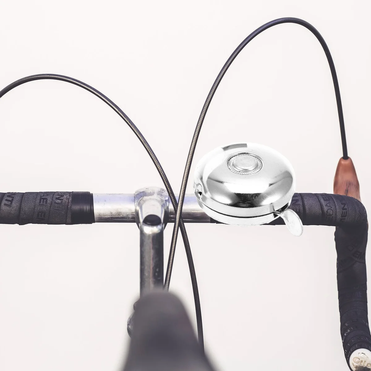 

White Metal Bike Bell Handlebar Ring Loud Alarm Warning Bell for Mountain Bikes Handlebar Ring Horn