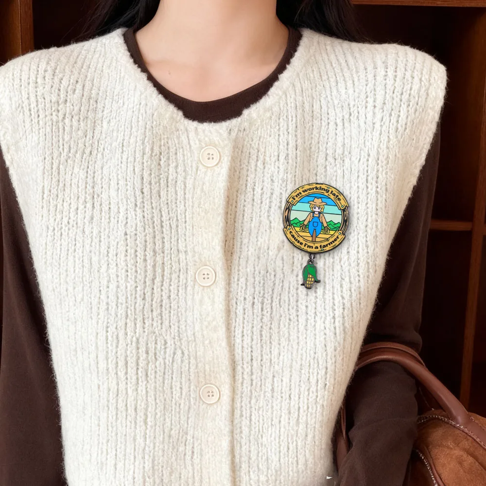 Lustig, ich arbeite bis spät in die Nacht, weil ich Landwirt bin. Emaille-Pin, Vogelscheuche, Mais, Anhänger-Brosche, Cartoon-Abzeichen, Revers-Schmuck, Geschenk für Freunde. – Detail 6