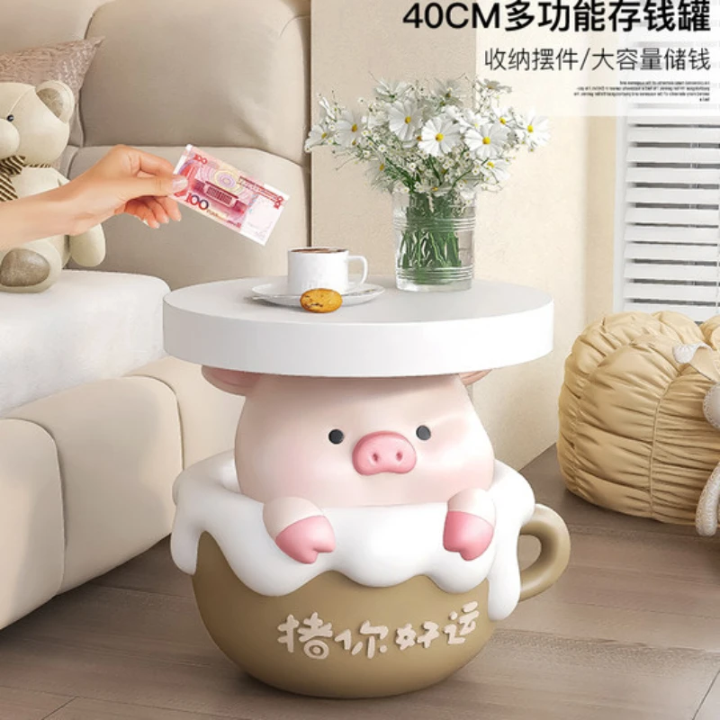 

The large floor-to-ceiling piggy bank can only enter and exit the cream wind, the living room is a few decorative ornaments