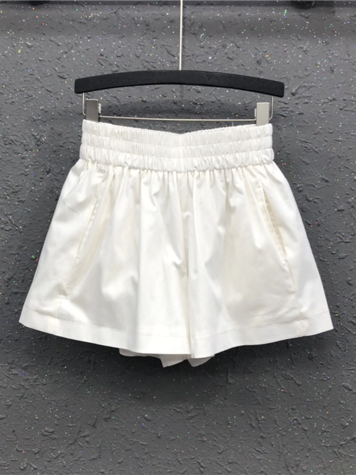 

Женские белые плиссированные шорты А-силуэта, летние новые свободные брюки с широкими штанинами, шорты с высокой талией, хлопковые повседневные брюки