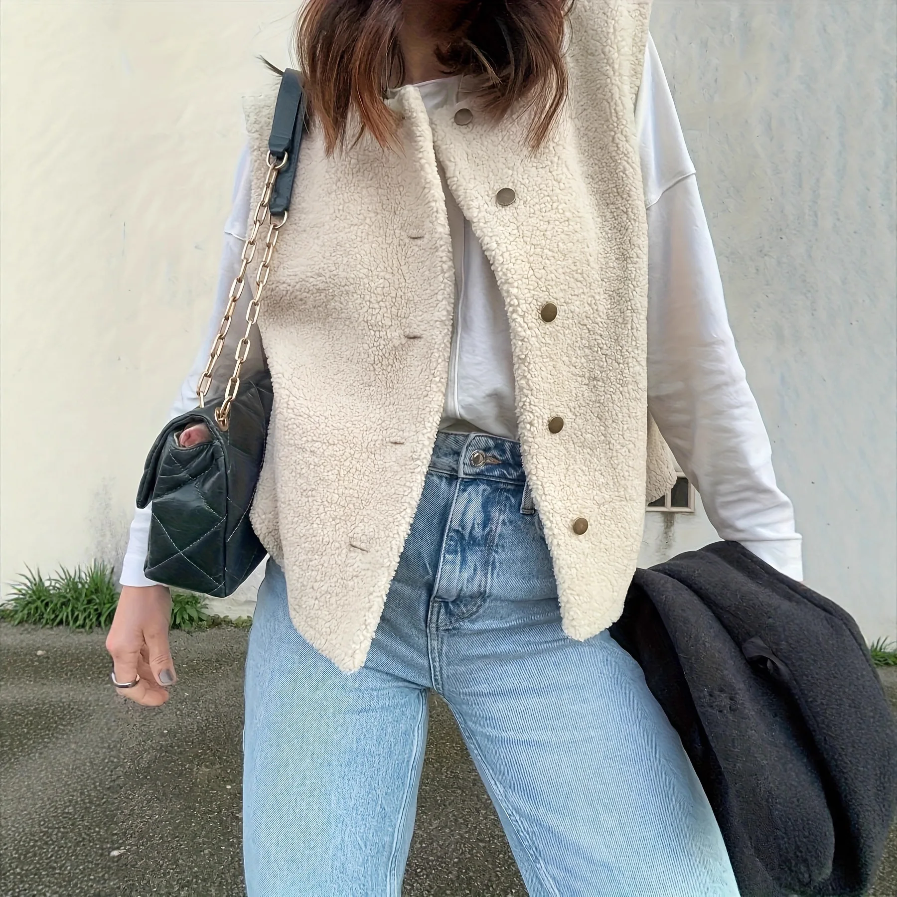 ホワイトルーズフェイクラムファーベストシングルブレストOネックプラッシュコートノースリーブスタイリッシュな女性の毛皮のようなジャケット冬暖かいふわふわトップ