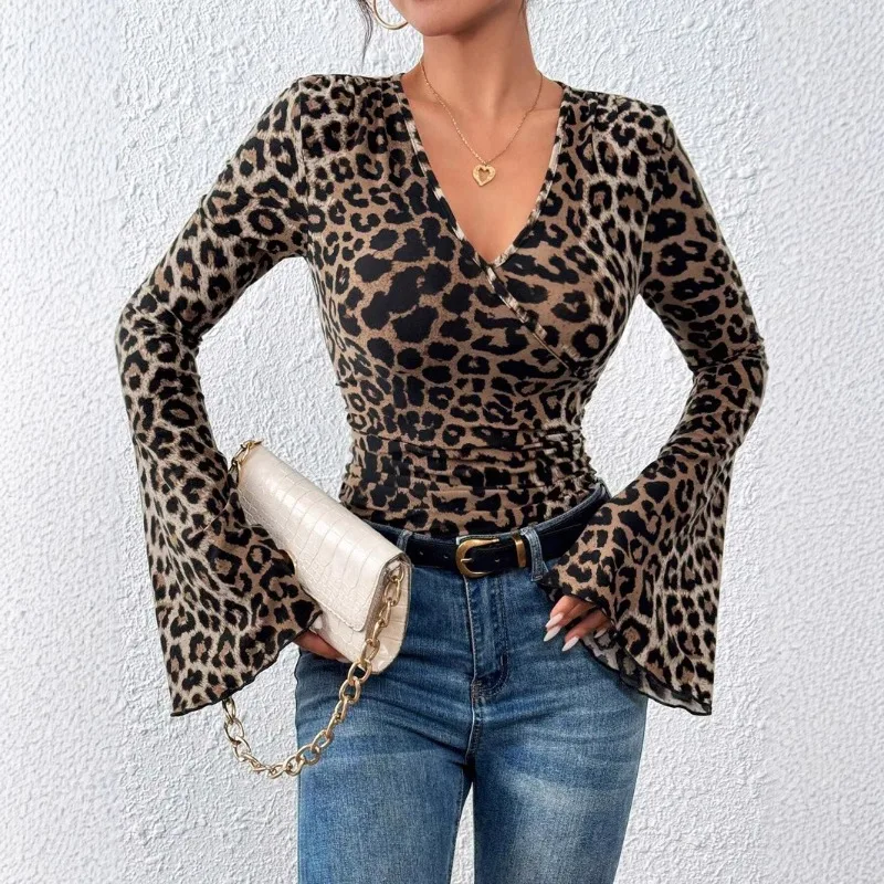 Nuovo scollo a V stampa leopardata slim fit manica svasata T-shirt casual da donna primavera e autunno moda elegante sexy top a maniche lunghe