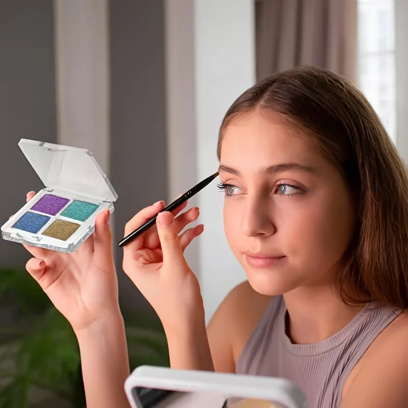 لوحة مكياج شفافة مكونة من 4 أقسام - منظم سفر قابل لإعادة الملء لظلال العيون وأحمر الخدود وحقيبة مستحضرات التجميل المحمولة ذات الإغلاق المفاجئ