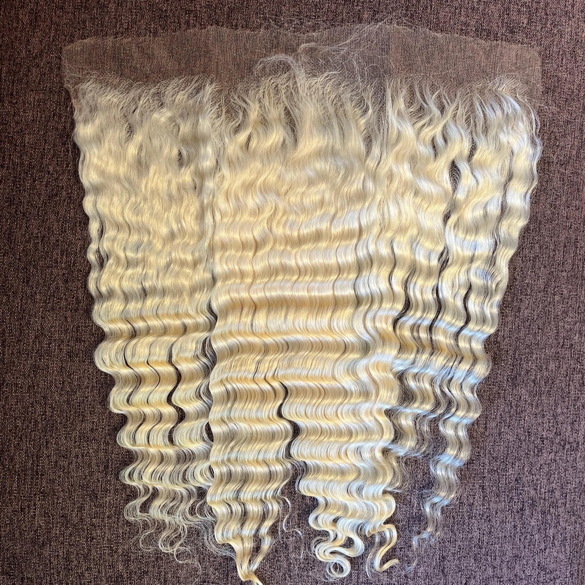 12A Grado 613 Rubio 13x4 Onda profunda Cabello humano Frontal de encaje Pre-arrancado 150% Densidad Cabello virgen brasileño de extremo completo