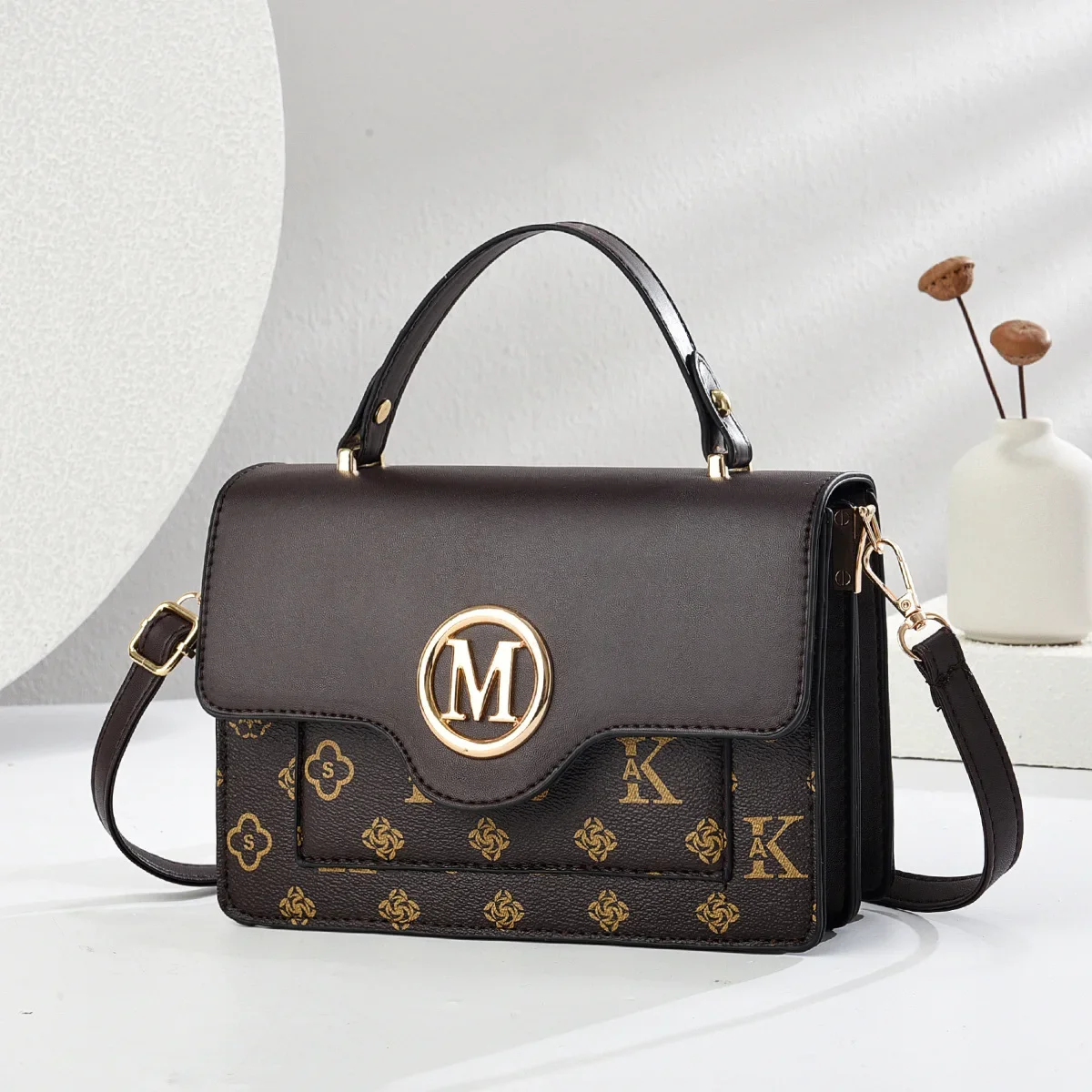 New Small Square Women's Bag Carefully Crafted By Parisian Fashion Designers, Small and Portable, with Attention To Detail