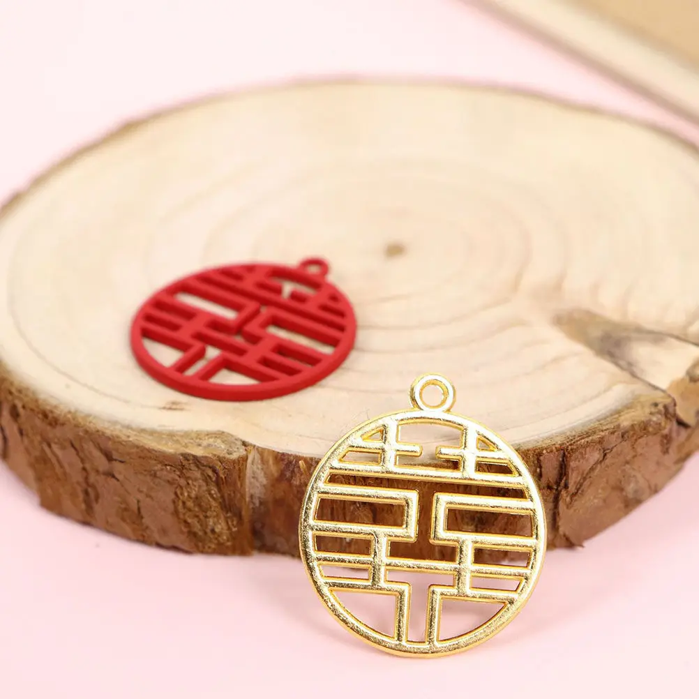 100Pcs Wedding Xi Character Pendant Alloy Candy Box Decor Retro Elegant Double Happiness Charm for Sweets Box Table Decoration
