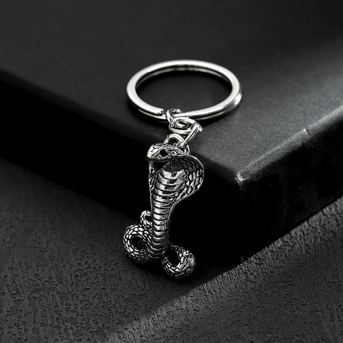 European and American Retro Snake-shaped Men's Personalized Keychain Pendant Accessory