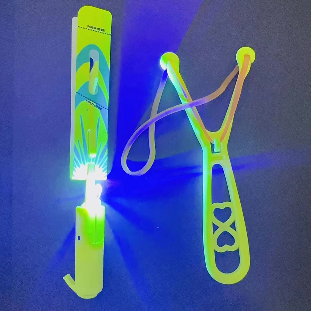 مقلاع صاروخي طائر مع أضواء LED 10 قطع طائرات هليكوبتر + 10 قطع قاذفات مقلاع قاذفة صاروخية تحلق للأطفال