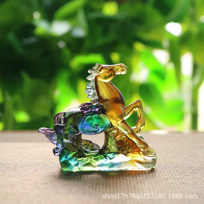 

Традиционная глазурованная статуэтка лошади, символизирующая богатство.