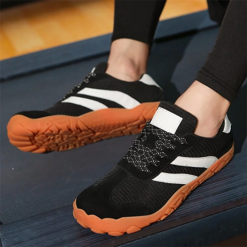 

Универсальные широкие босоножки с дышащим верхом, легкие, противоскользящие, износостойкие, удобные для ходьбы, спорта и фитнеса.