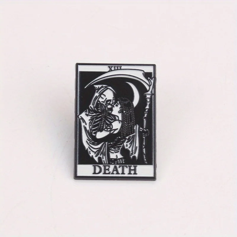 Death's Gothic Embrace – Obsidian-Tarot-Brosche mit Mondlicht-Sense und XIII Omen – Detail 5