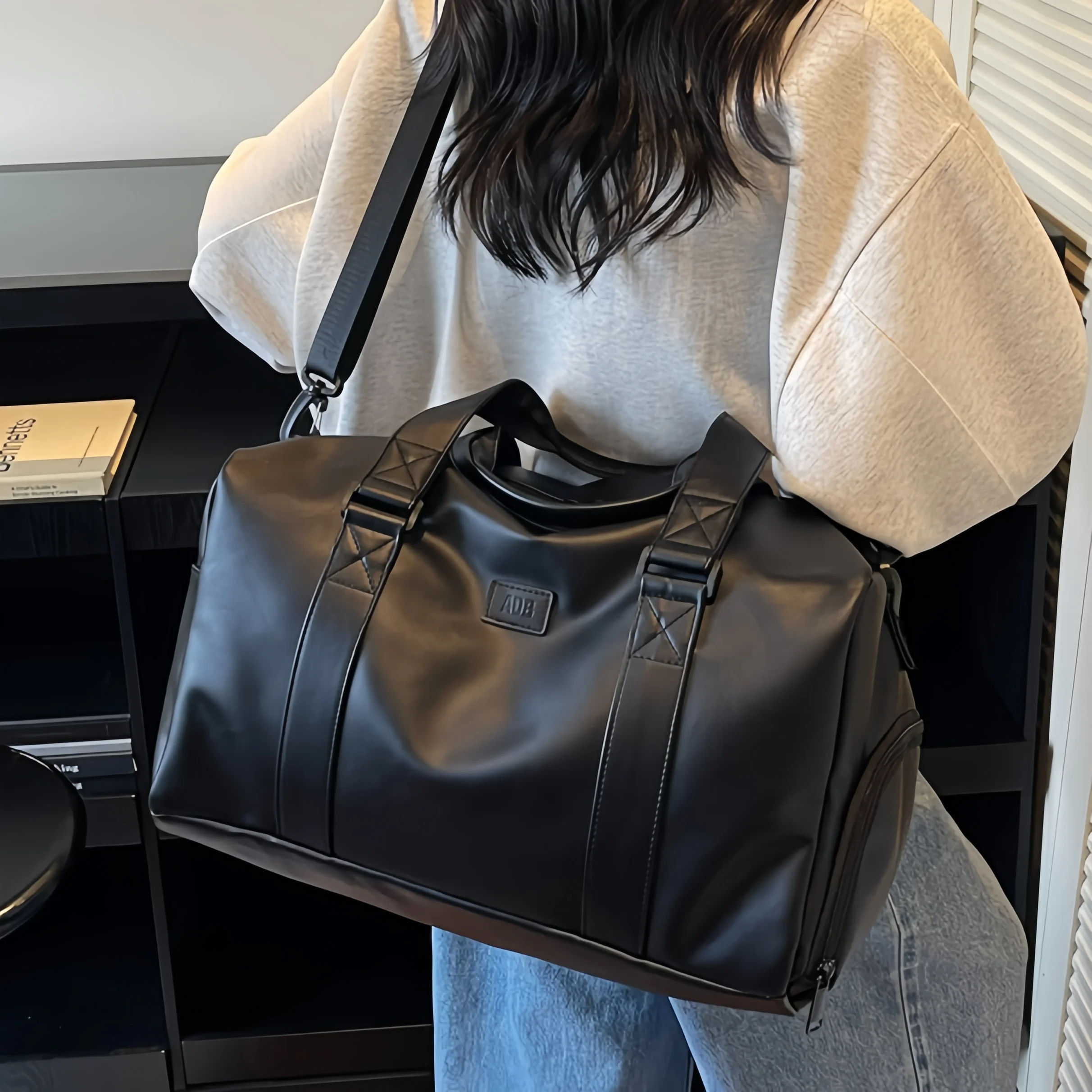 

Black Leather Fitness Bag 2025 New Large Capacity Separate Wet And Dry Travel Bag Short Trip Crossbody Sling Bag for Youth