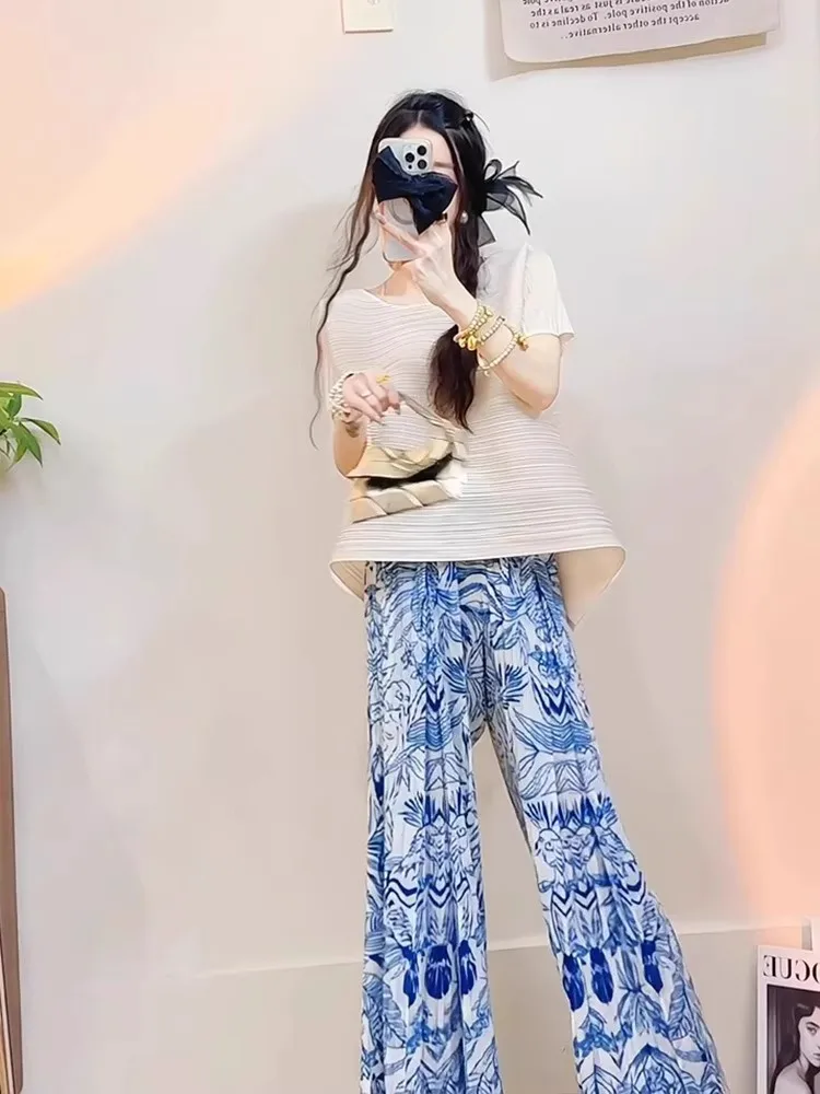 Conjunto de tres piezas de verano: Camiseta blanca de manga corta con iniciales y pantalones anchos de porcelana azul con estampado, conjunto de moda.