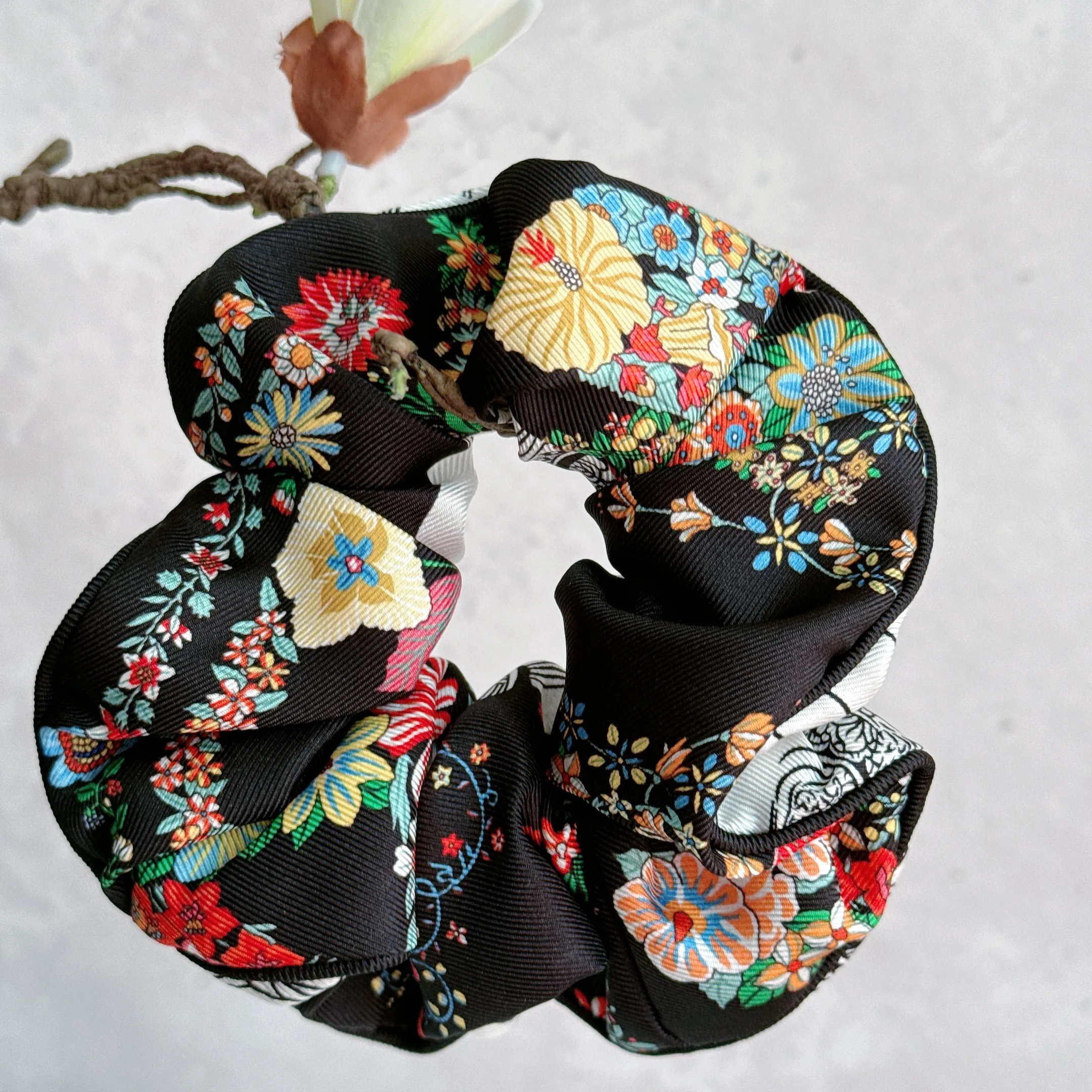 لينة الأسود Scrunchies الحرير الشعر التعادل أنيقة كبيرة 100% التوت الحرير رباط شعر للنساء ذيل حصان حامل العلاقات من إكسسوارات الشعر